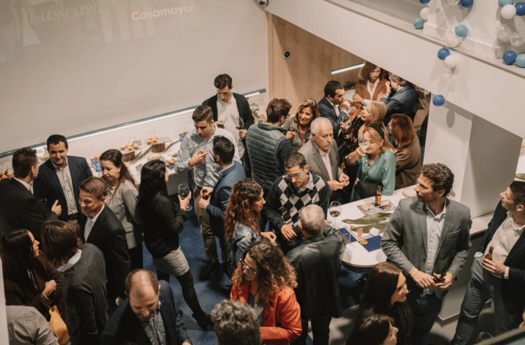 Alicante Plaza: Casamayor cumple 50 años en el sector inmobiliario. Celebración en su sede con clientes.